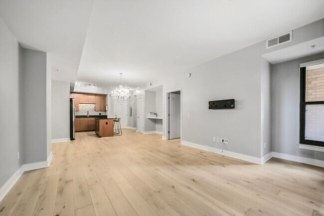 Building Photo - Available Now! High End 1 Bed/ 1 Bath in A...