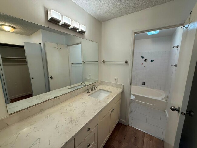 Building Photo - 3 Bed 2 Bath Condo & Pool Access!