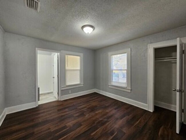 Building Photo - Spacious 3BR/2BA Home with Modern Amenities and Fenced Yard