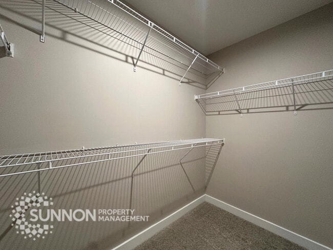 Building Photo - 3BR Townhome with Rooftop Deck in LoSo