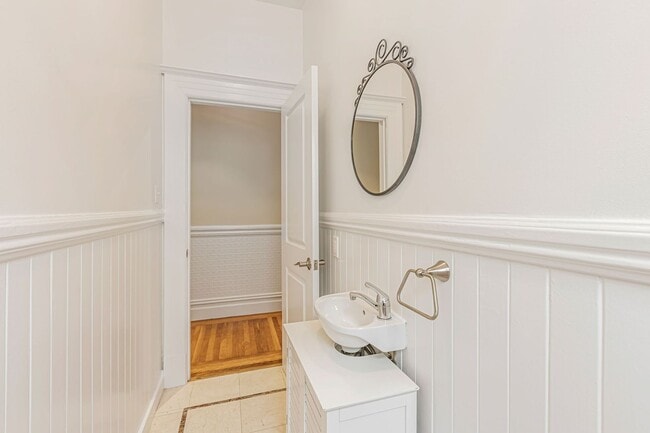 Building Photo - Stylish Top-Floor Two Bedroom and One and ...