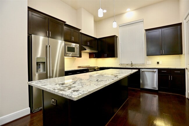 Building Photo - 4009 Lillian St