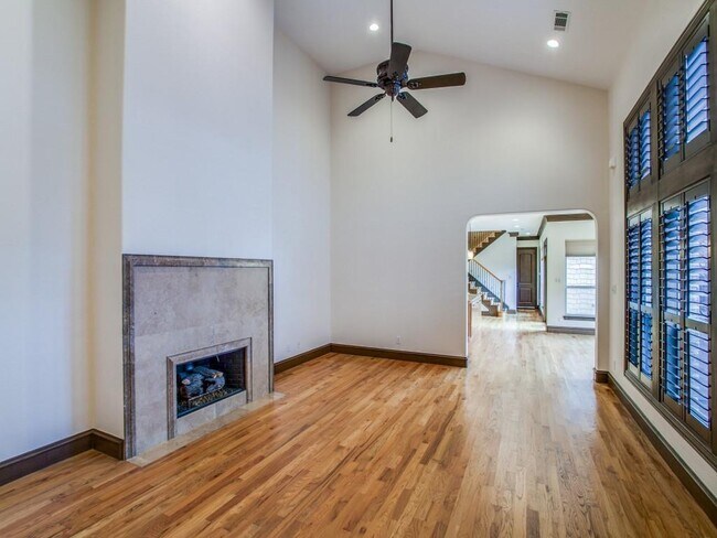 Building Photo - 3717 W Beverly Dr
