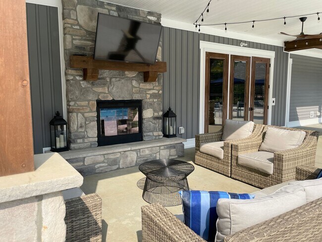 Building Photo - Willet | 4 Bed 3.5 Bath | Garage | 2287 sf | $3120 - $3432 | 8, 9, 13, 14, and 15 month lease terms