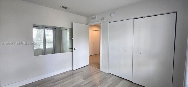 Building Photo - 2535 NE 193rd St