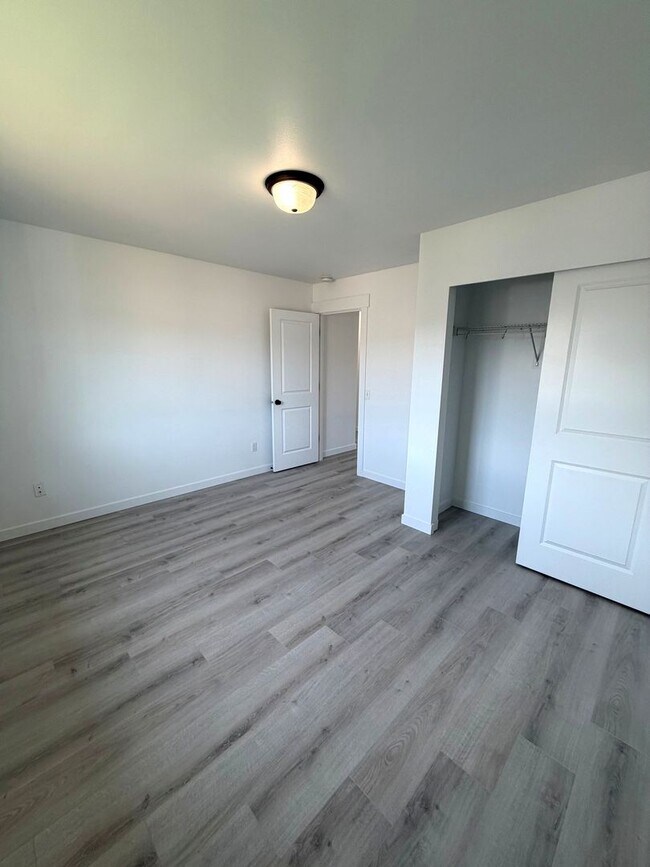 Building Photo - Newly remodeled 4 bedrrom 2.5 bathroom