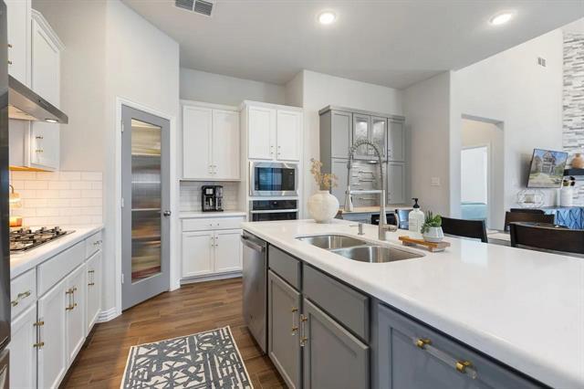 Building Photo - 816 Brenham Ave