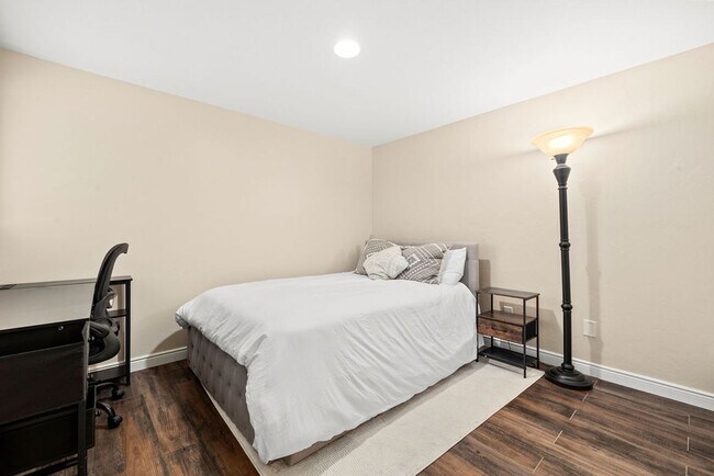 Building Photo - 205 Montana Del Lago Dr