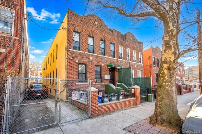 Building Photo - 933 Saratoga Ave