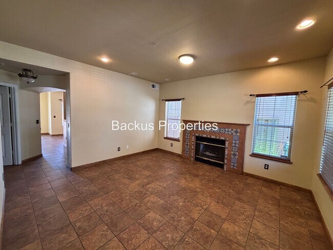 Building Photo - Wonderful two-level home in Creekbridge area