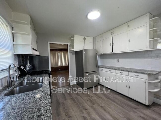 Building Photo - 205 Elm St