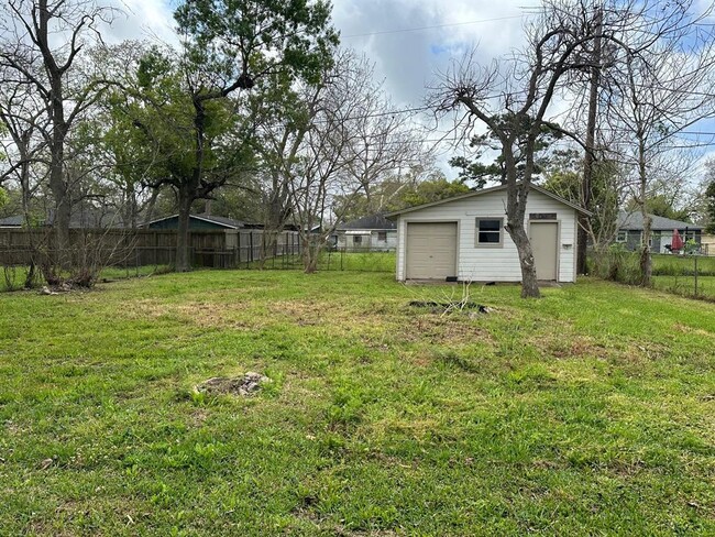 Building Photo - 206 Poinsettia St