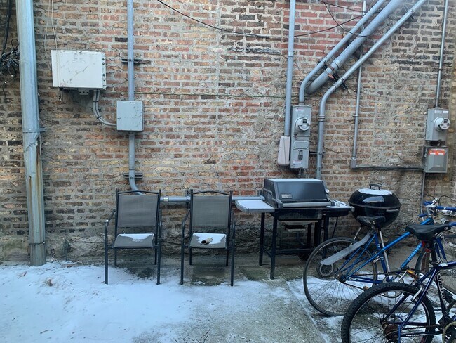 Building Photo - 2002 W Chicago Ave