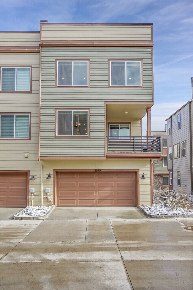 Building Photo - $3,230.95 with $300 off the first month's Rent - 4 Bedrooms, 3.5 Bathrooms, Townhouse in Broomfie...