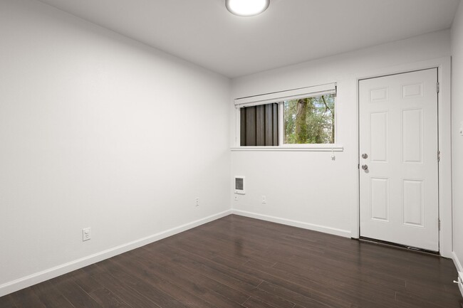 Building Photo - 3 Bed/ 2.5 bath Tanglewood Condo