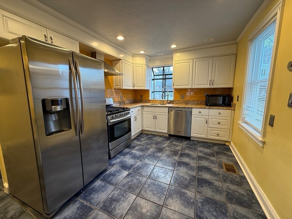 Building Photo - 170 Neck St