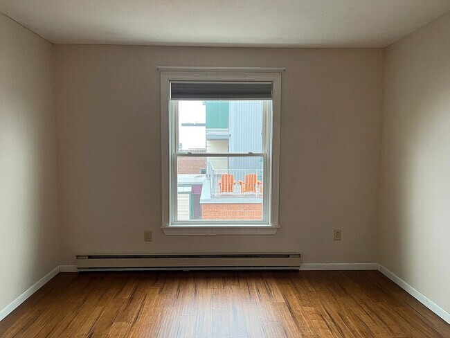 Building Photo - Bright, Updated 2-Bedroom in Prime Burlington Location — Available Now!