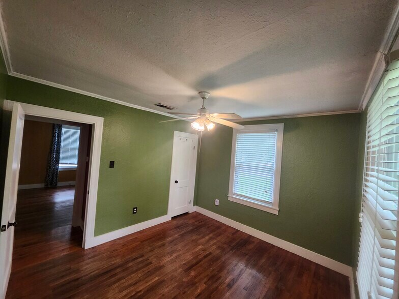 Building Photo - 1714 College Dr