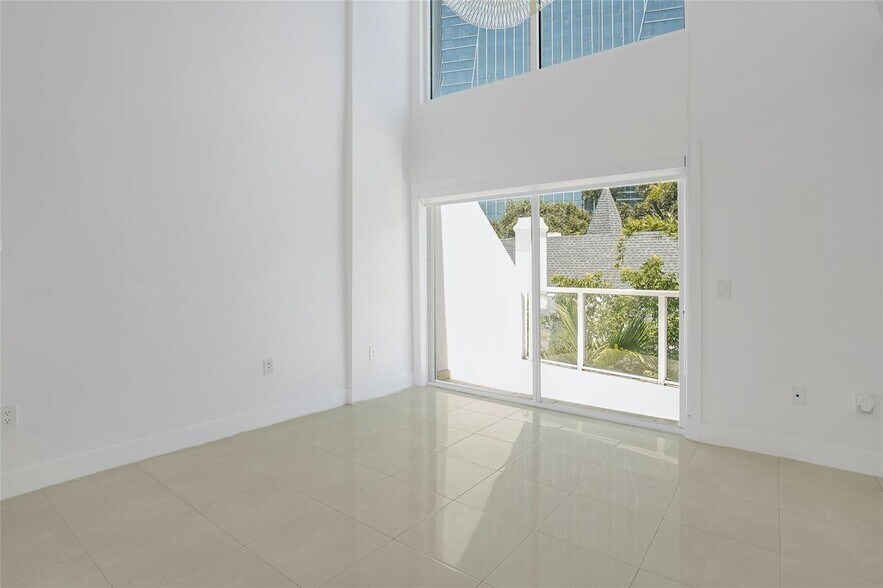 Building Photo - 1528 Brickell Ave