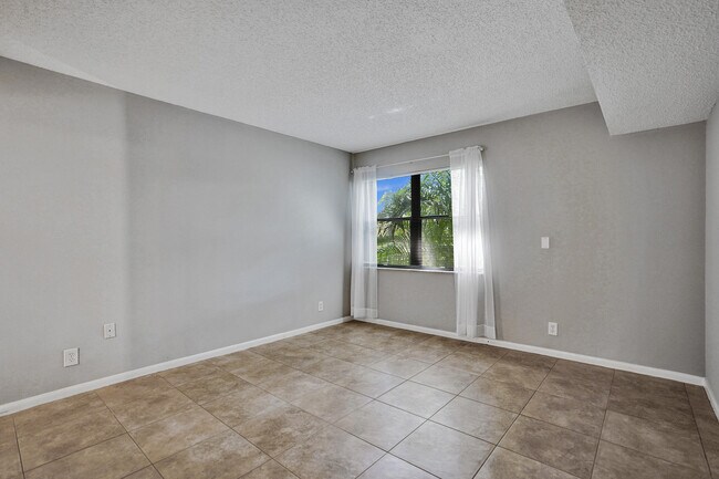 Building Photo - 2906 SW 21st Terrace