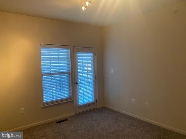 Building Photo - 8049 Crescent Park Dr