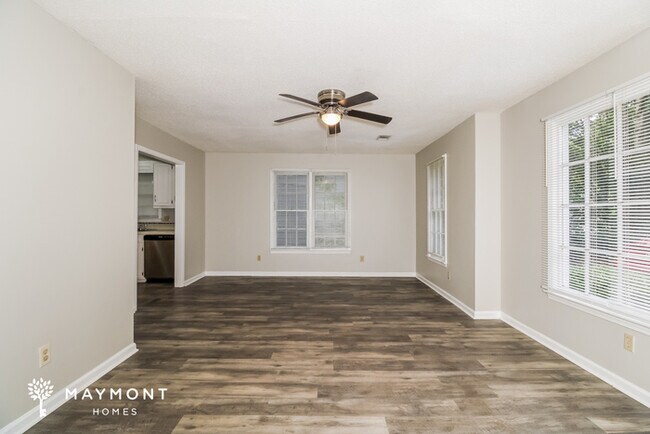 Building Photo - Cozy Three Bedroom