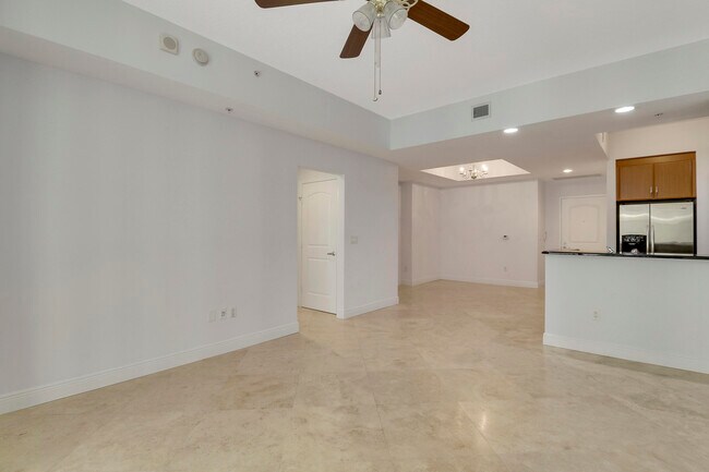 Building Photo - 701 S Olive Ave