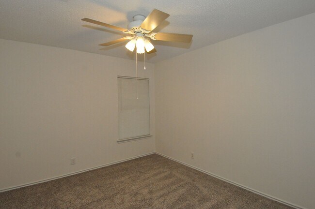 Building Photo - Available NOW! 4 bedrooms, one story, Grea...