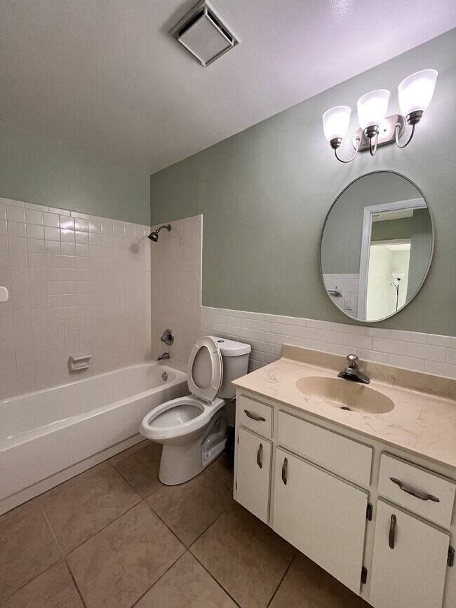 Building Photo - 113 Voss Ct