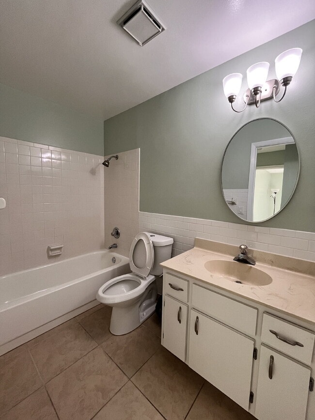 Building Photo - 2-bedroom, 2-bathroom Apartment