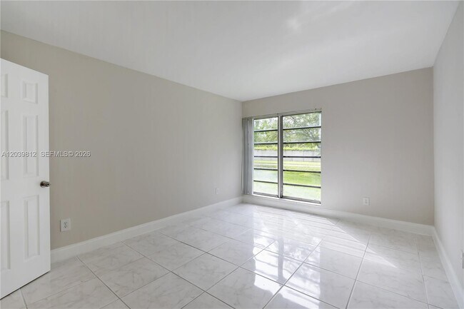 Building Photo - 9180 Fontainebleau Blvd