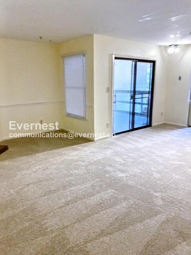Building Photo - 2 Bed/ 2 Bath Condo with Washer/Dryer / Pe...
