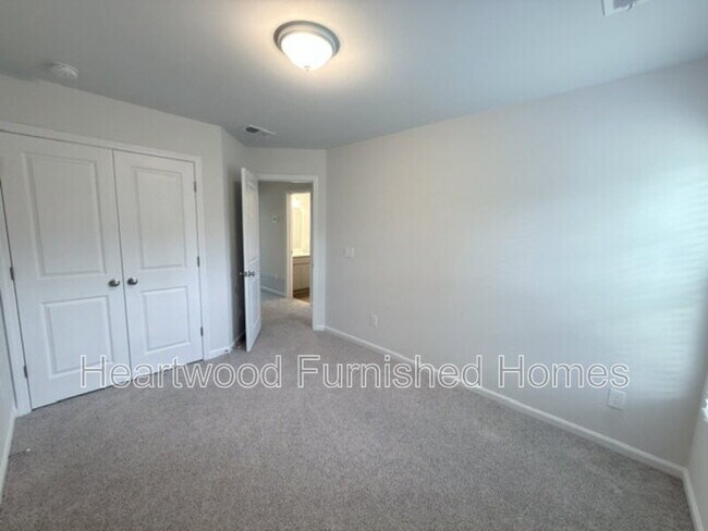 Building Photo - 807 Coburg Ln