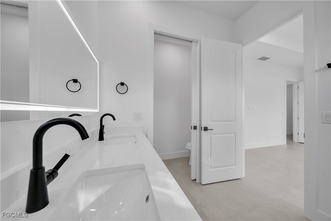 Building Photo - 1612 NW 9th Ave