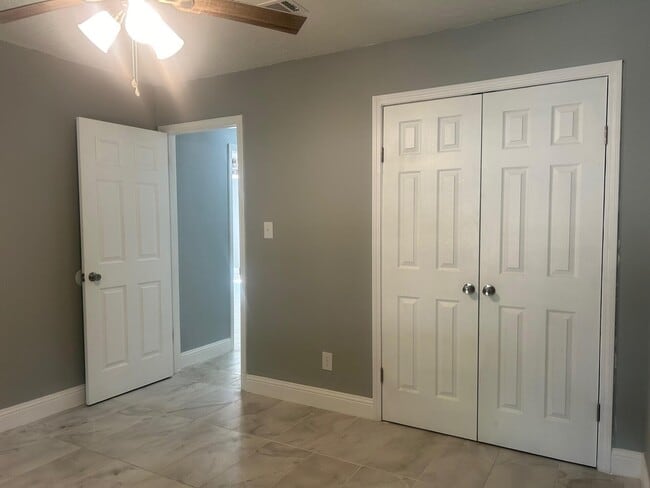 Building Photo - 7923 Oak Forest Dr