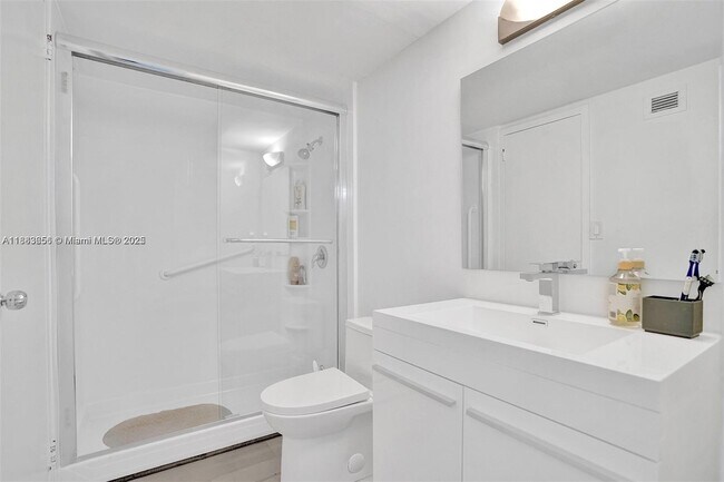 Building Photo - 3140 S Ocean Dr