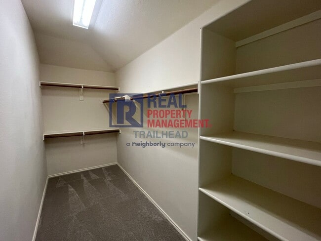 Building Photo - Spacious Single Story Home in a Great Loca...