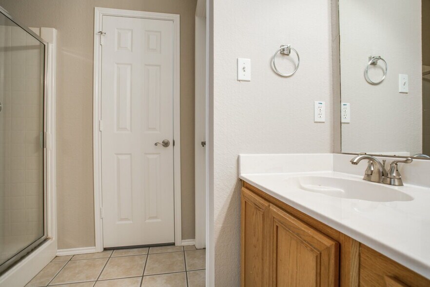 Building Photo - 6705 W Lynn Creek Dr