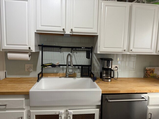 Building Photo - 1067 St Clair Ave