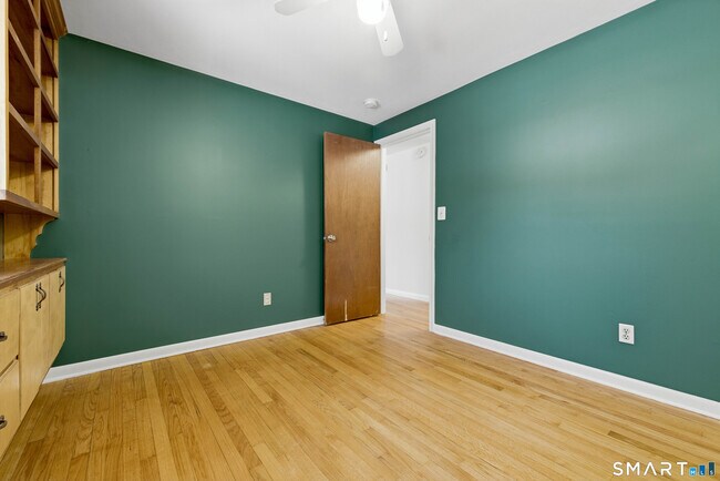 Building Photo - 10 College St