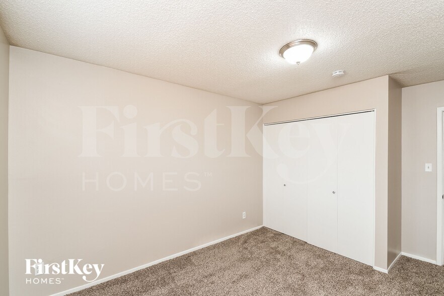 Building Photo - 940 E Loma Vista Dr