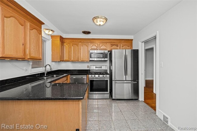 Building Photo - 2360 Pine View Dr