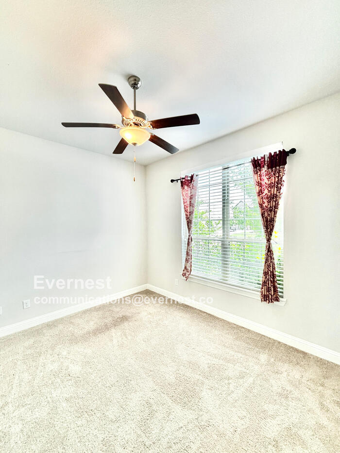 Building Photo - 566 Westwood Way Dr