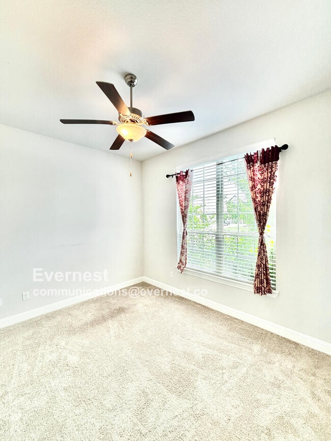 Building Photo - 566 Westwood Way Dr