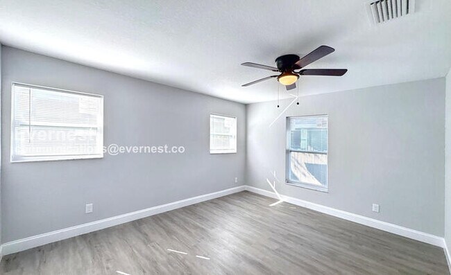 Building Photo - 4 Bed/2 Bath Home with Driveway / Availabl...