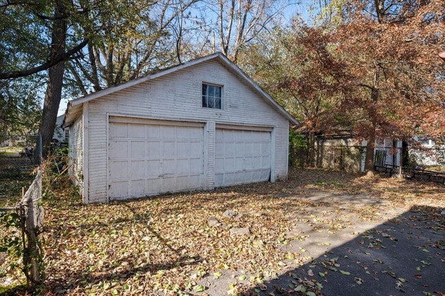 Building Photo - Spacious 4BR/2BA Home with Hardwood Floors Throughout!