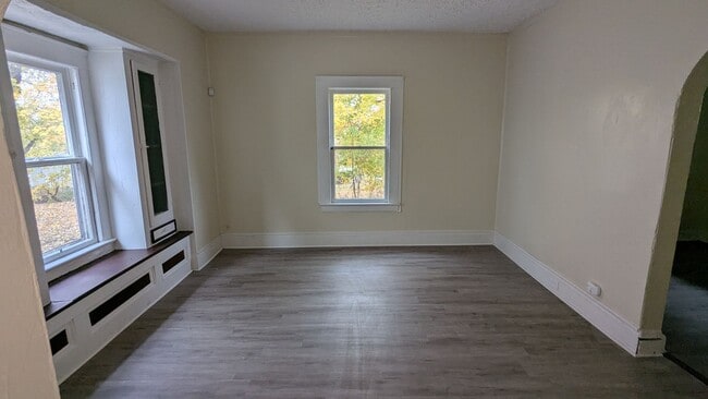 Building Photo - Welcome to this charming 3-bedroom, 1-bathroom home located in the heart of Akron