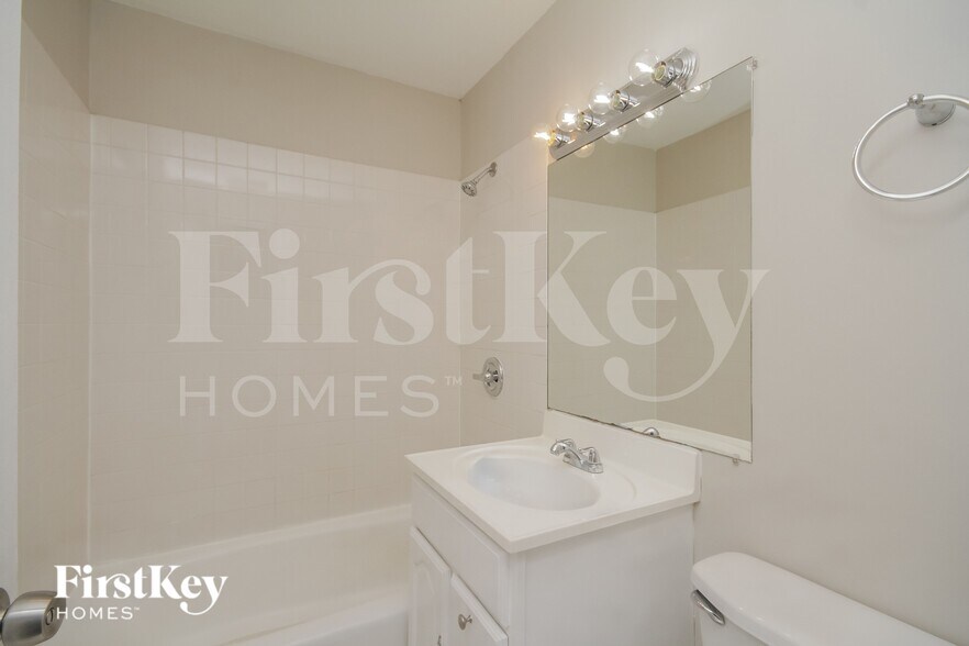 Building Photo - 639 N Martha St