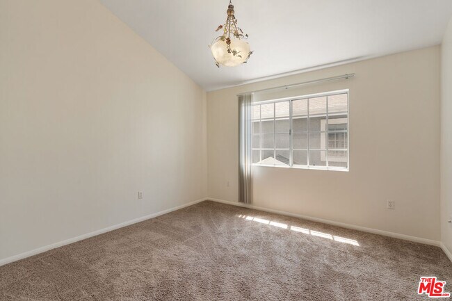 Building Photo - 13030 Moorpark St