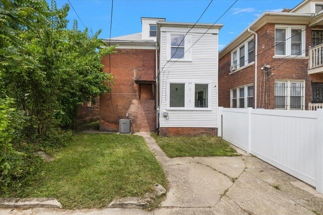 Building Photo - 2477 Hazelwood St